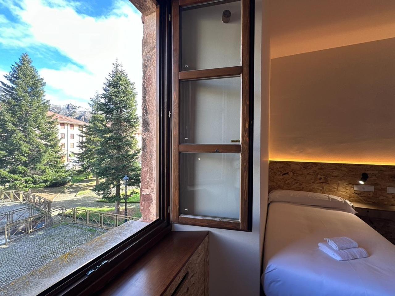 Hotel Y Albergue Real Fabrica De 仕格莱 外观 照片